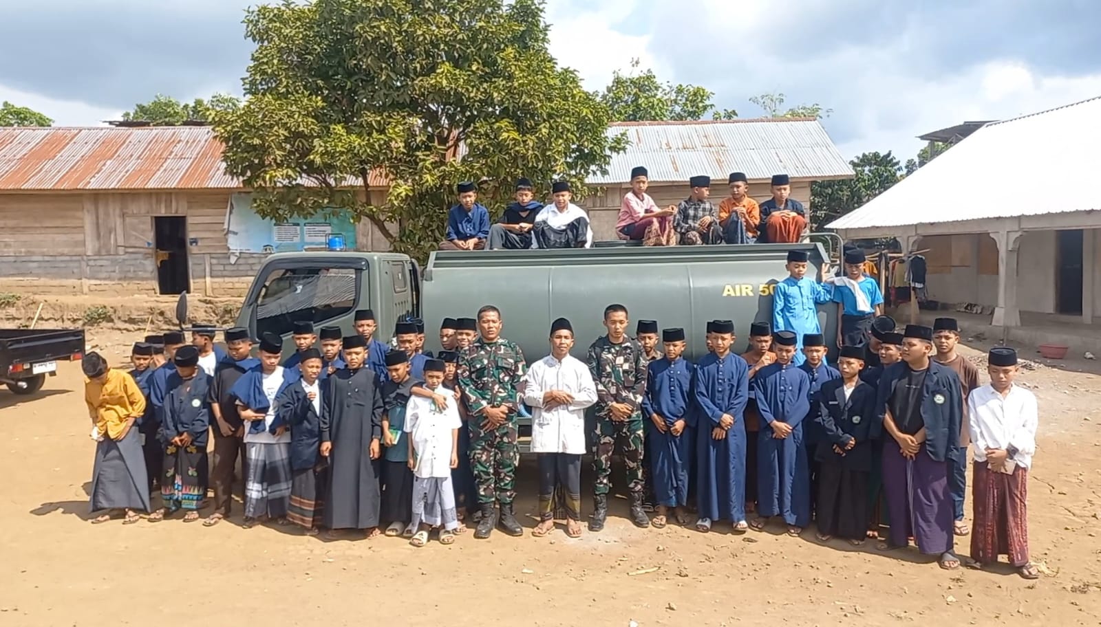 DENMA BRIGIF TP 31/PS GERAK CEPAT ATASI KESULITAN WARGA, DISTRIBUSIKAN AIR BERSIH SAAT KEMARAU